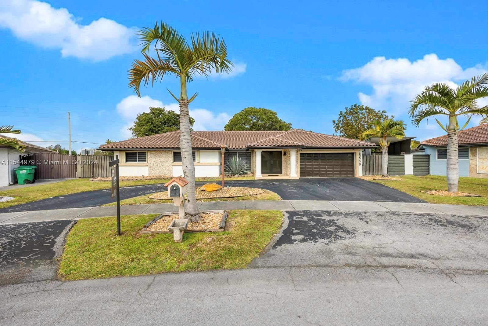 Real estate property located at 15559 69th Ter, Miami-Dade County, WESTWIND LAKES SEC 3, Miami, FL