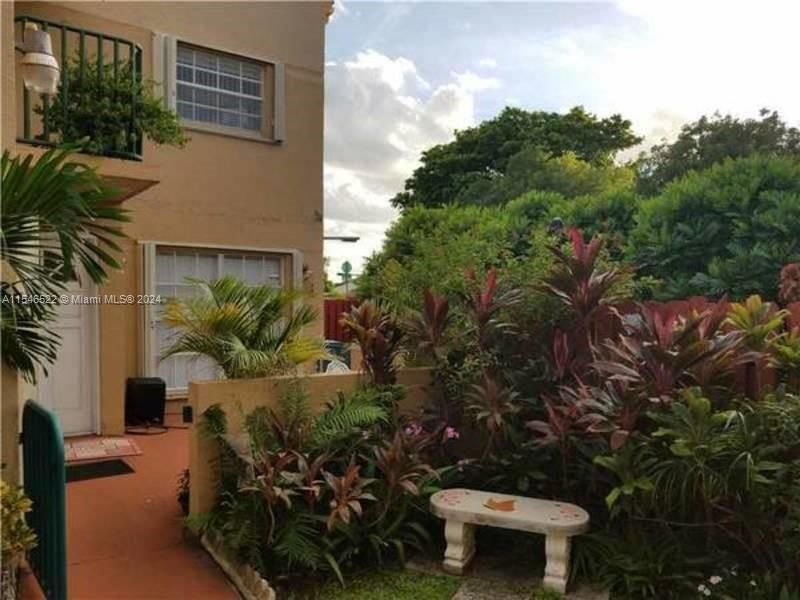 Real estate property located at 1990 121st Ct #238, Miami-Dade County, LES CHATEAUX AT INT GARDE, Miami, FL