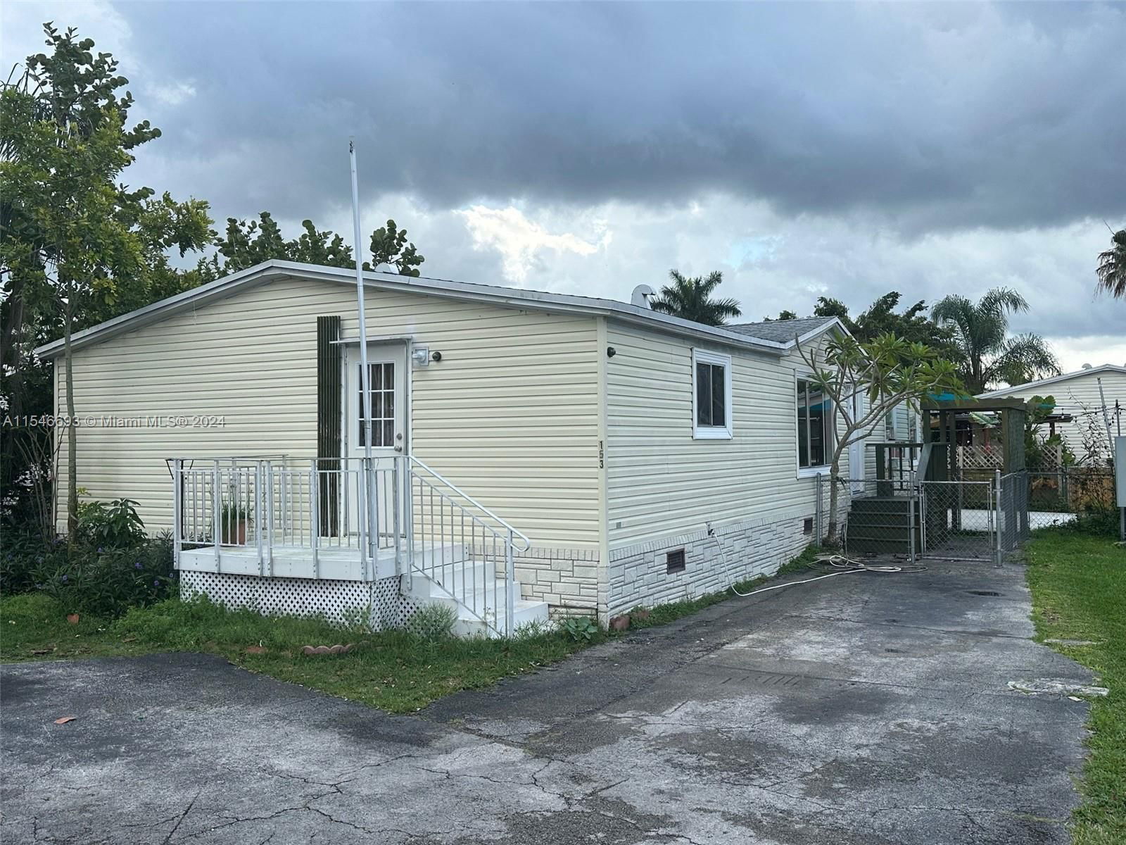 Real estate property located at 220 12 Ave, Miami-Dade County, COCOWALK ESTATES, Homestead, FL