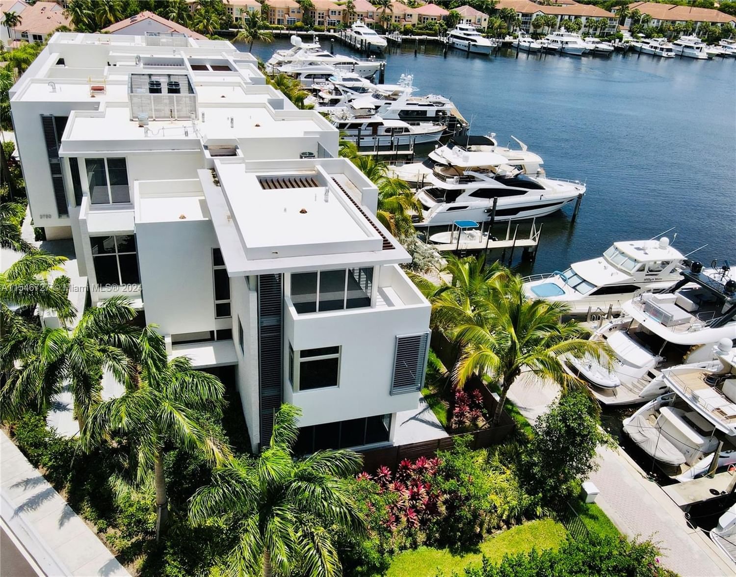 Real estate property located at 3750 Yacht Club Dr TH6, Miami-Dade County, THE POINT AT THE WATERWAY, Aventura, FL