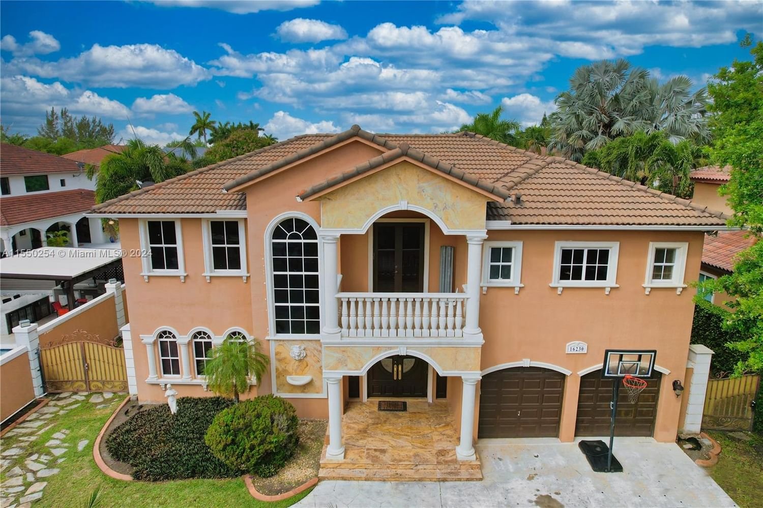 Real estate property located at 16230 84th Pl, Miami-Dade County, GRAVERAN ESTATES, Miami Lakes, FL