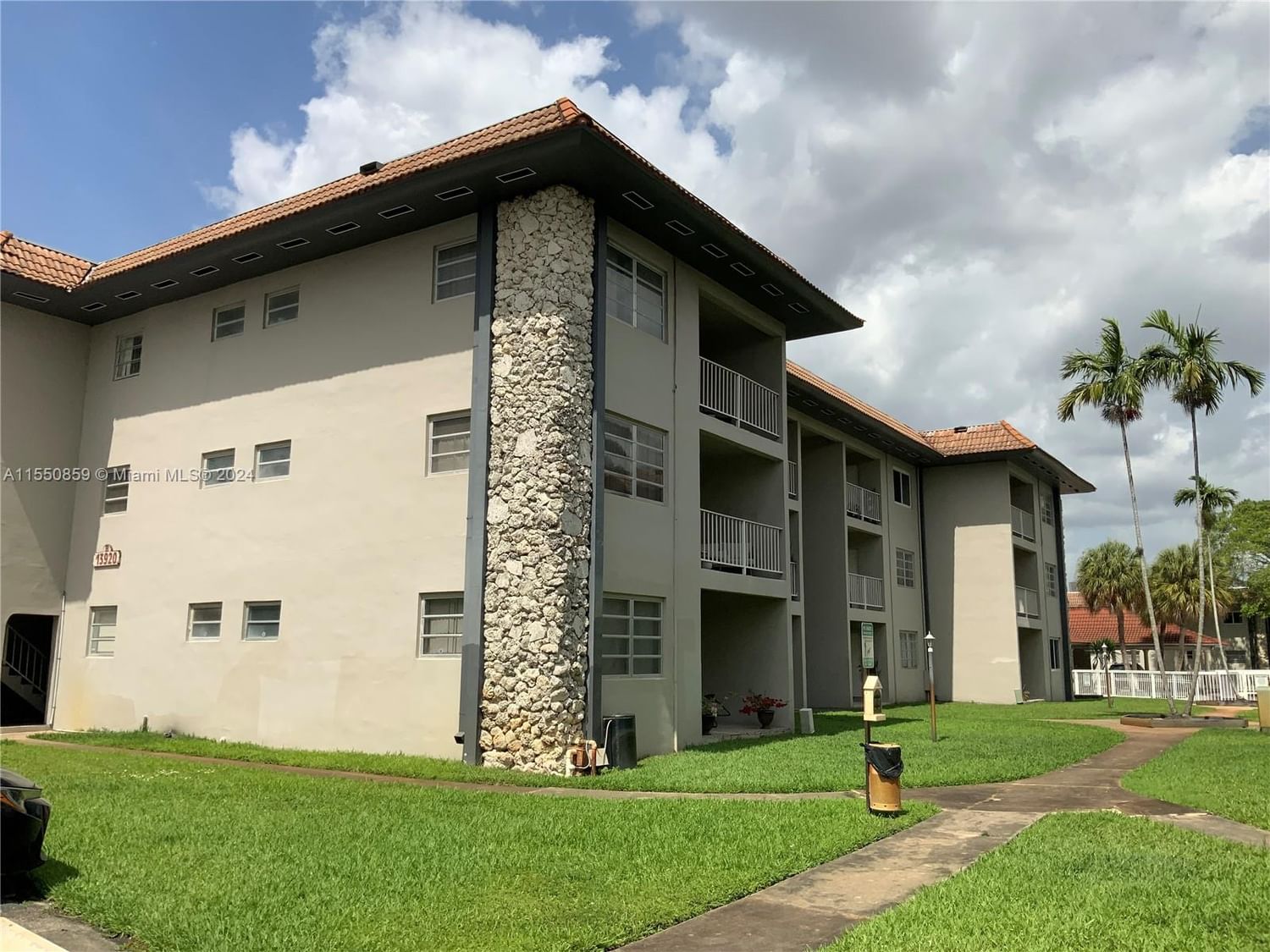 Real estate property located at 13920 Lake Placid Ct B23, Miami-Dade County, LAKE PLACID CONDO, Miami Lakes, FL