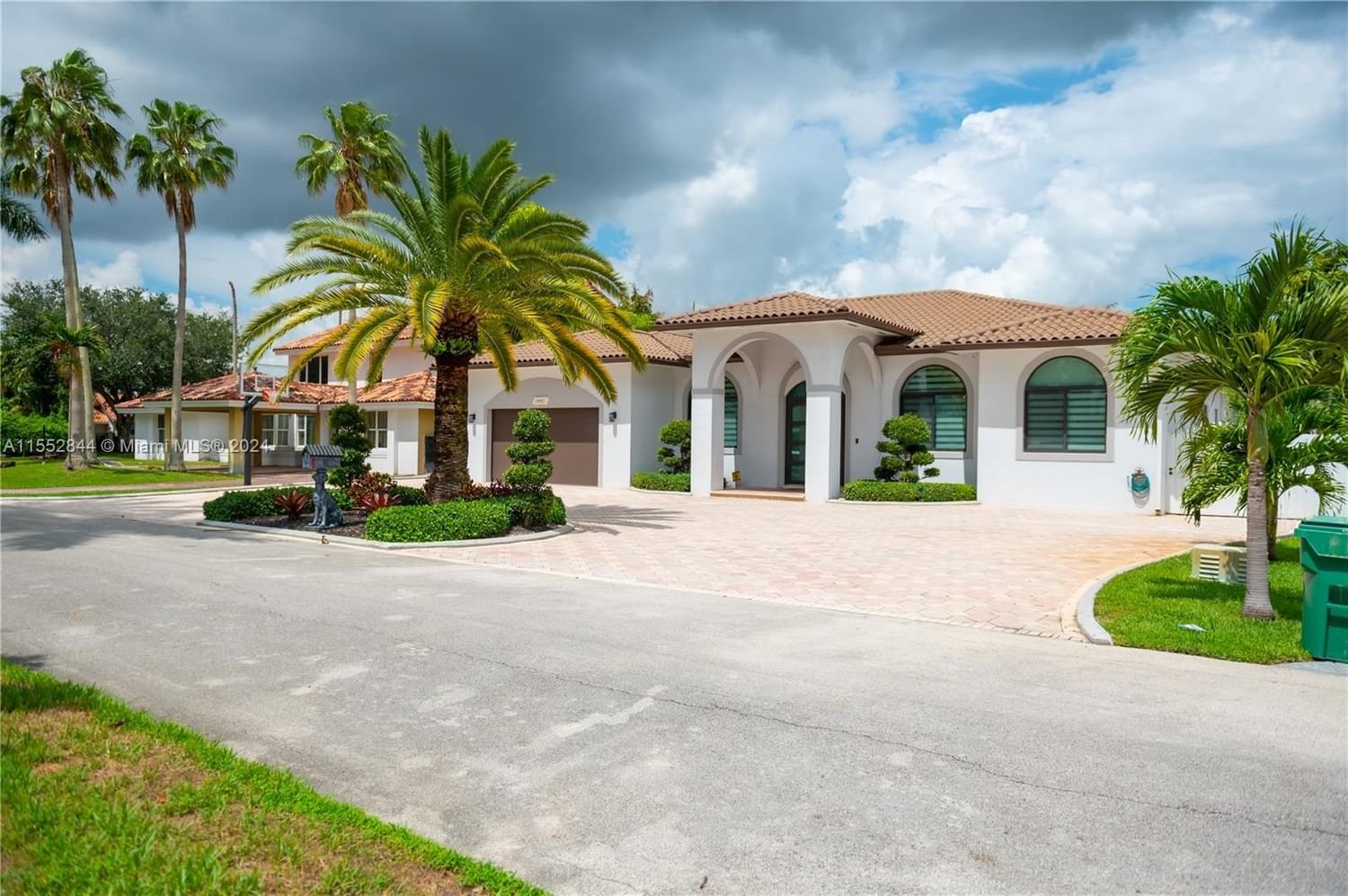 Real estate property located at 20020 Portcawl Dr, Miami-Dade County, NORTH LINKS COUNTRY CLUB, Hialeah, FL