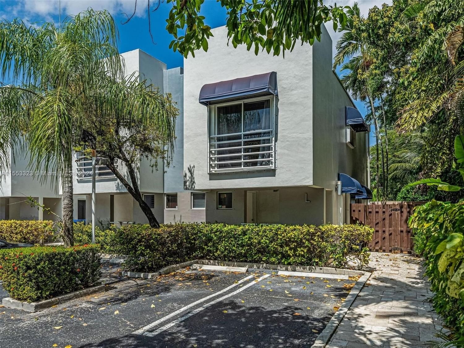 Real estate property located at 2945 Bridgeport Ave L, Miami-Dade County, JACKSON PEACOCKS SUB, Miami, FL