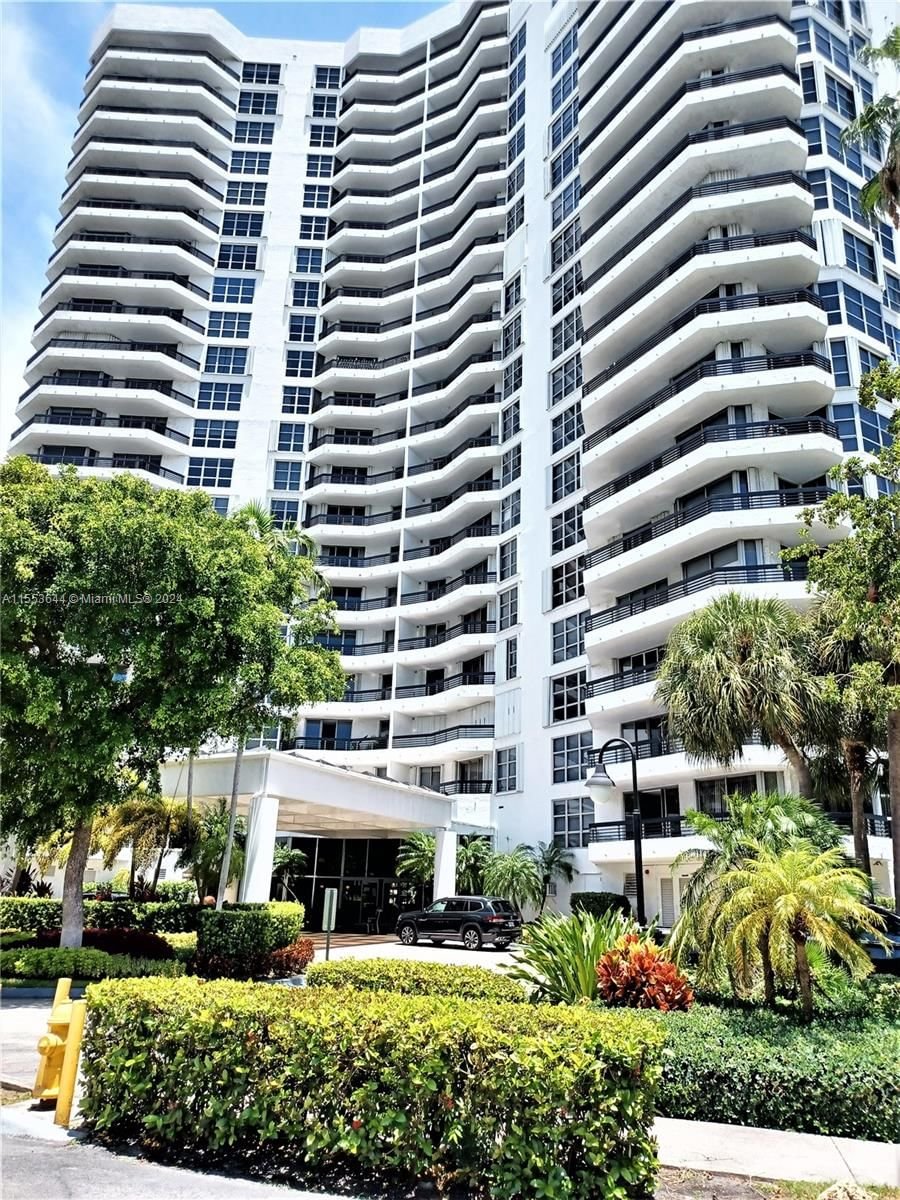 Real estate property located at 3400 192nd St #705, Miami-Dade County, MYSTIC POINTE TOWER 600 C, Aventura, FL