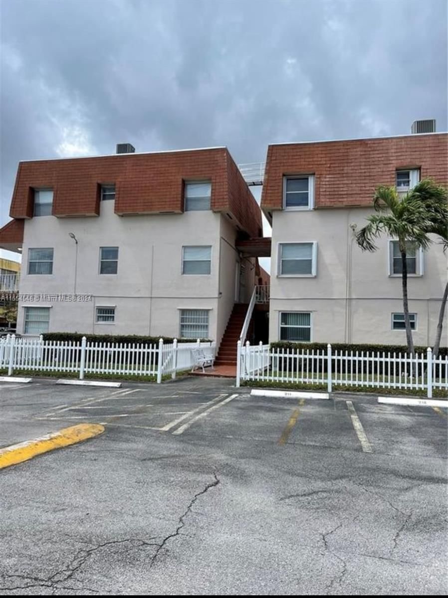 Real estate property located at 1560 46th St #226, Miami-Dade County, MILE APTS CONDO, Hialeah, FL