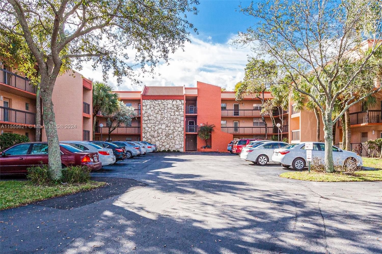 Real estate property located at 3040 Holiday Springs Blvd #308, Broward County, HOLIDAY SPRINGS VILLAGE 3, Margate, FL