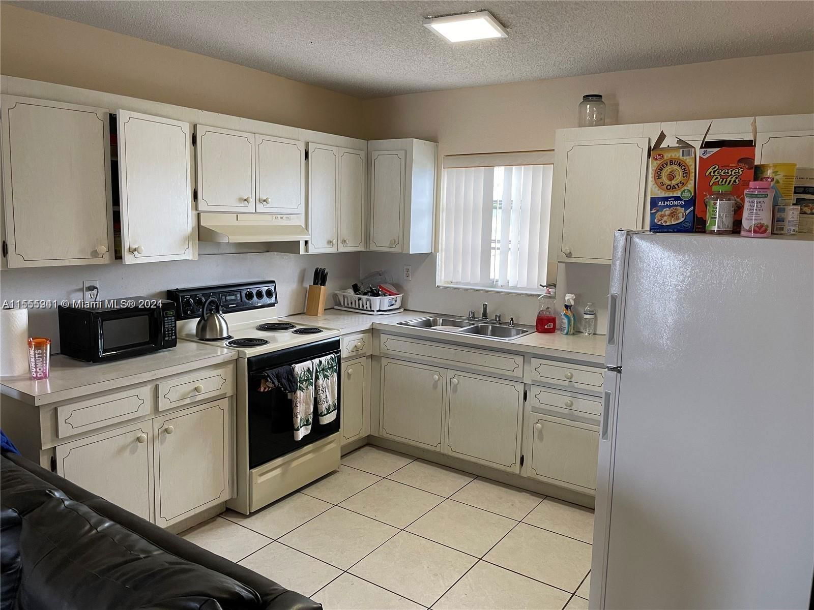 Real estate property located at 1825 Cleveland St #14, Broward, DELL MANOR CONDOMINIUM, Hollywood, FL