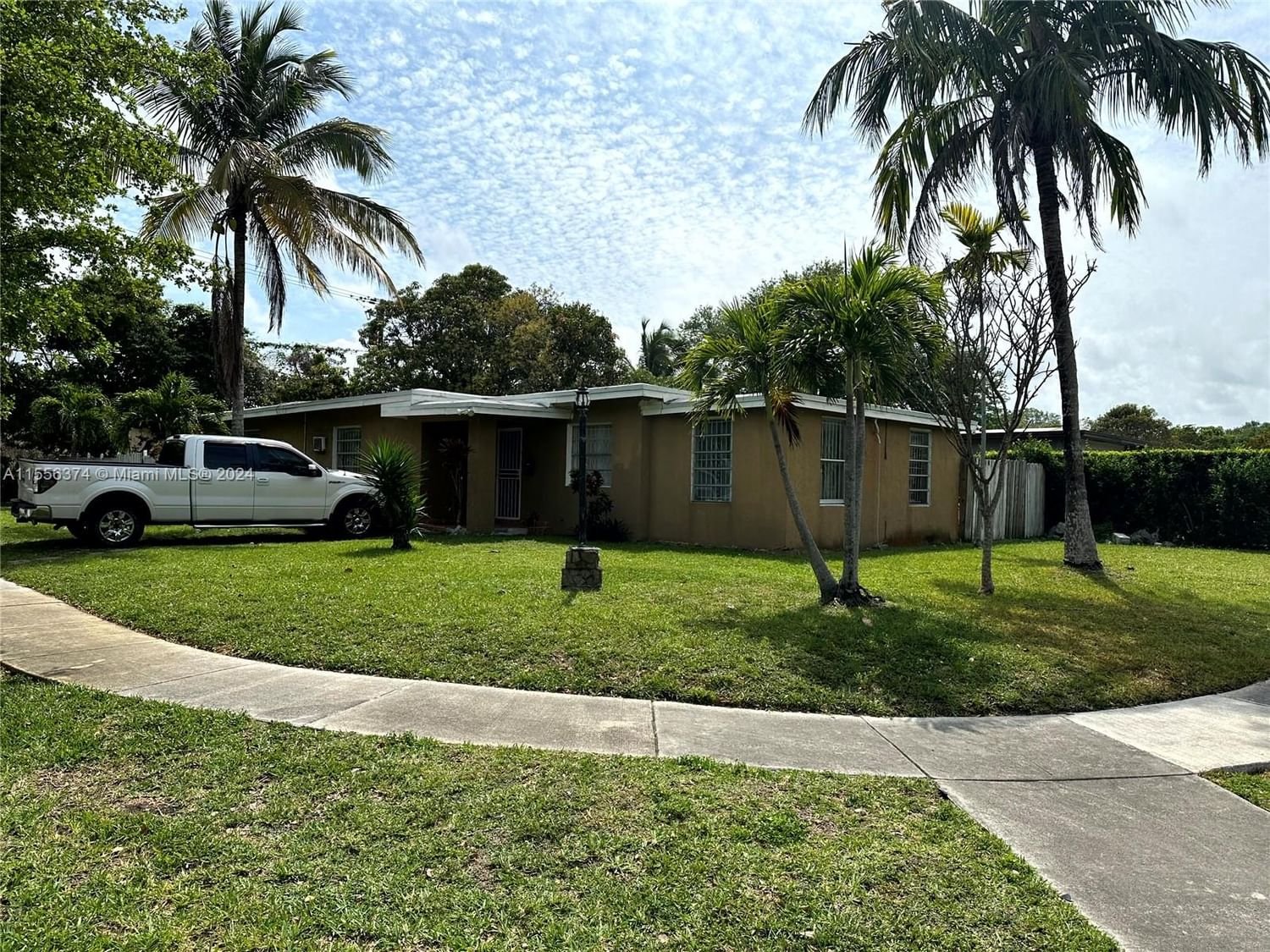 Real estate property located at 14240 8th Ave, Miami-Dade County, BRIAN MANORS, North Miami, FL