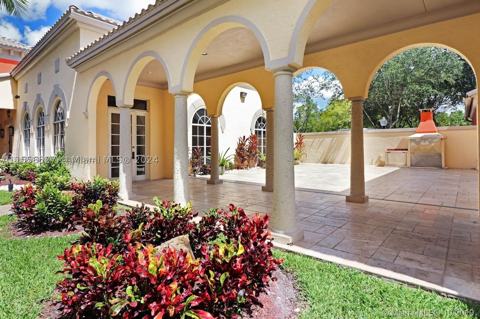 Real estate property located at 8255 Lake Dr #204, Miami-dade, Las Vistas At Doral Condo, Doral, FL