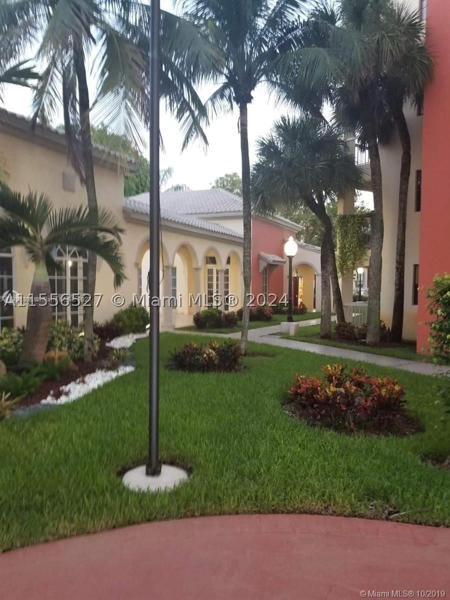 Real estate property located at 8255 Lake Dr #204, Miami-dade, Las Vistas At Doral Condo, Doral, FL