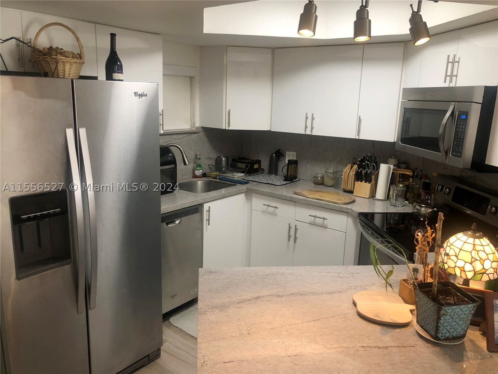 Real estate property located at 8255 Lake Dr #204, Miami-dade, Las Vistas At Doral Condo, Doral, FL