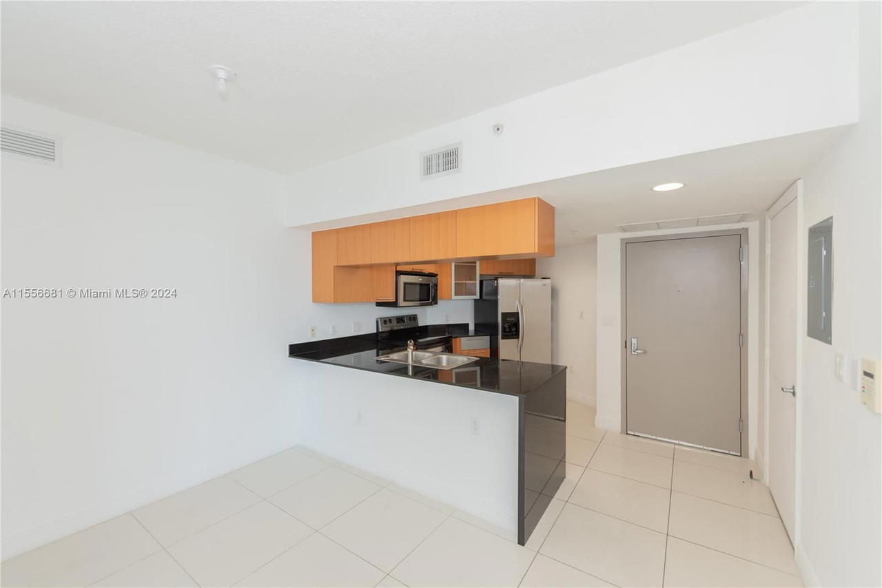 Real estate property located at 1750 Bayshore Dr #2202, Miami-dade, Opera Tower Condo, Miami, FL