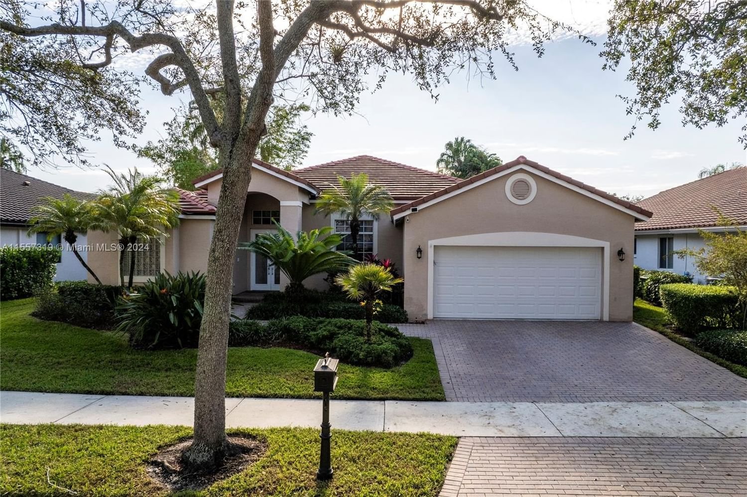 Real estate property located at 2724 Oakbrook Dr, Broward County, SECTOR 7 SOUTH, Weston, FL