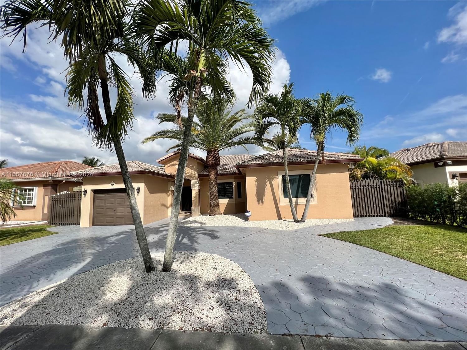 Real estate property located at 16711 89th Pl, Miami-Dade County, GENESIS OAK GARDENS, Miami Lakes, FL