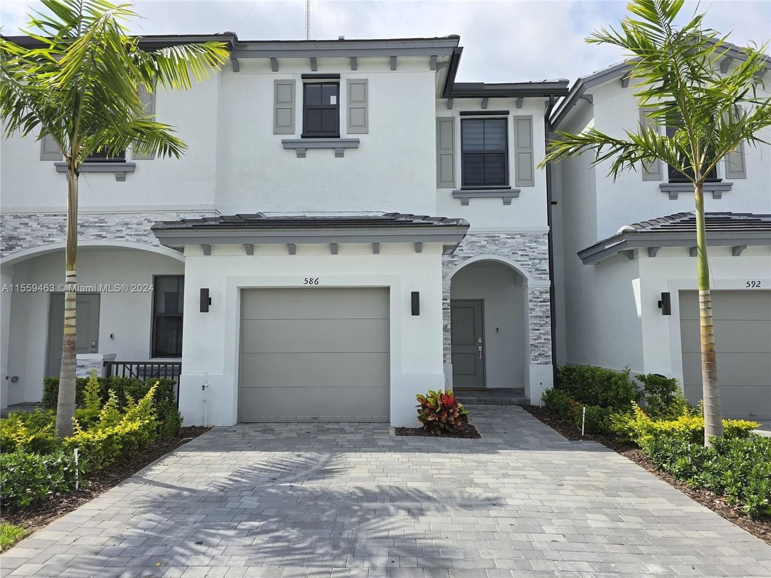 Real estate property located at 586 203 Ter, Miami-Dade County, VISTA LAGO, Miami Gardens, FL