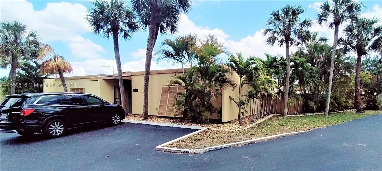 Real estate property located at 7024 Crown Gate Dr #7024, Miami-Dade County, MIAMI LAKES LOCH LOMOND W, Miami Lakes, FL