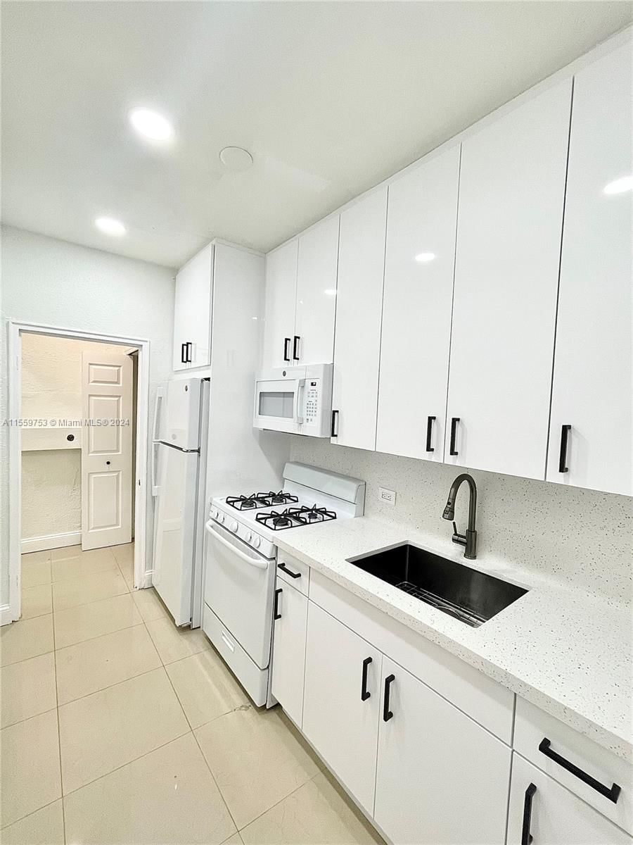 Real estate property located at 1326 6th St #9, Miami-Dade County, PINAR II CONDO, Miami, FL