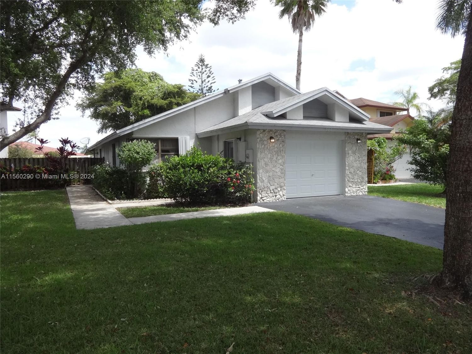 Real estate property located at 566 Lakeside Cir, Broward County, NEW RIVER ESTATES SECTION, Sunrise, FL