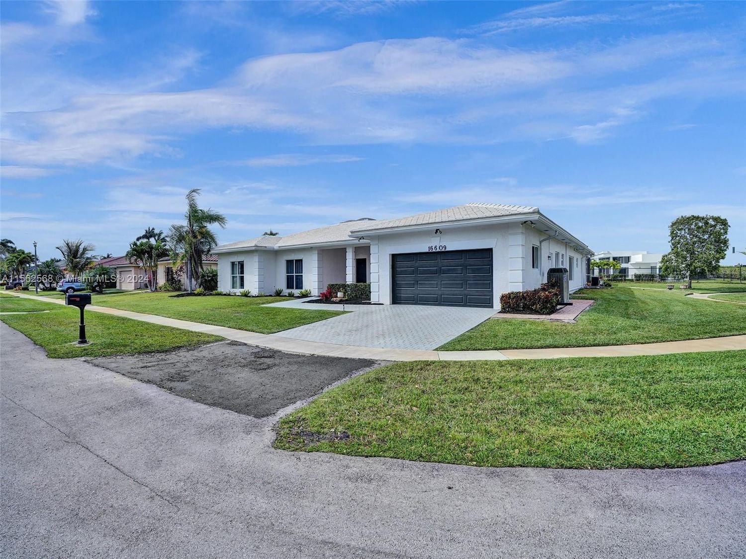 Real estate property located at 16609 Golfview Dr, Broward County, BONAVENTURE LAKES 3RD ADD, Weston, FL