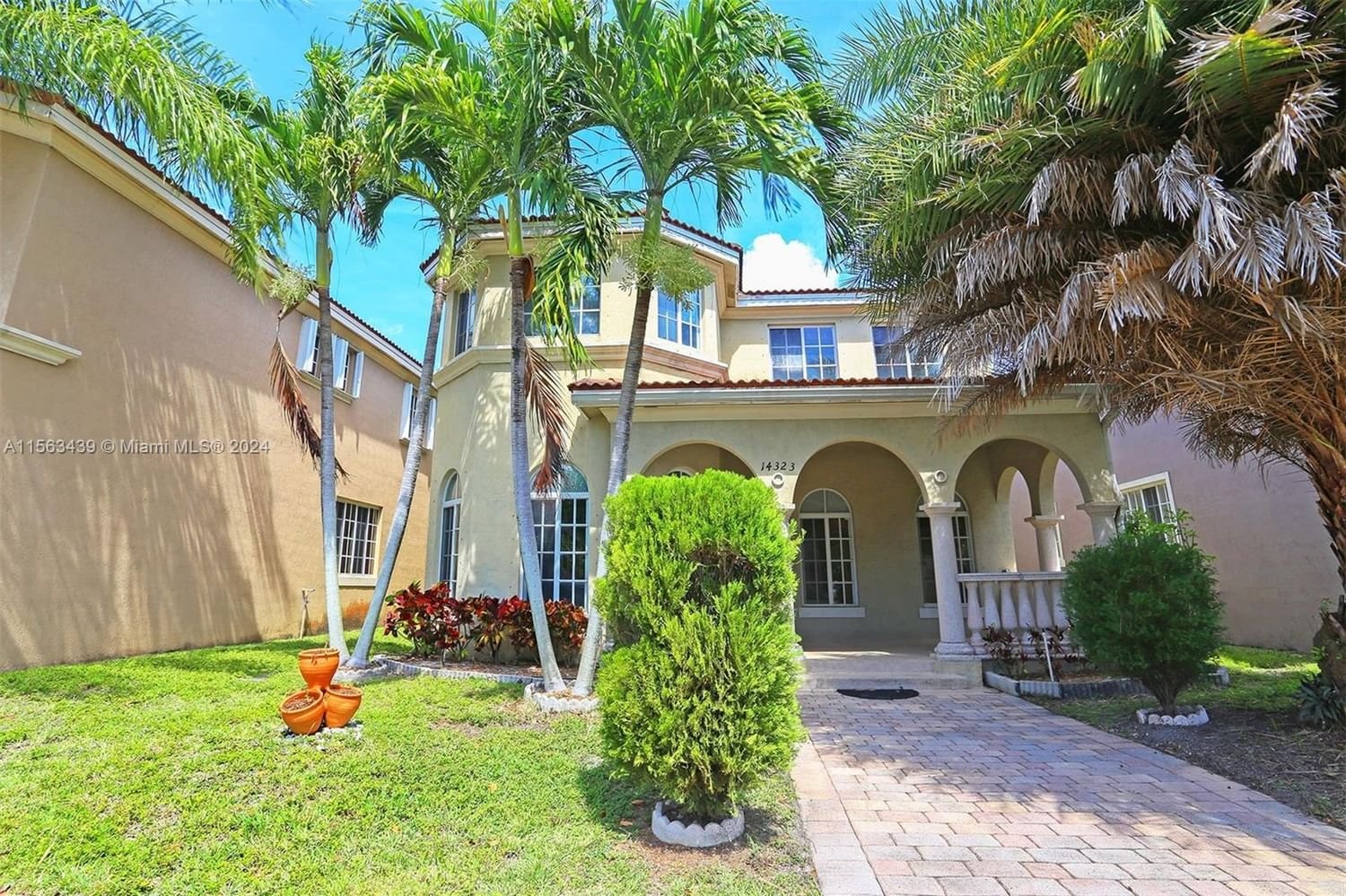 Real estate property located at 14323 SW 275th Ln, Miami-Dade County, MANDARIN LAKES, Miami, FL