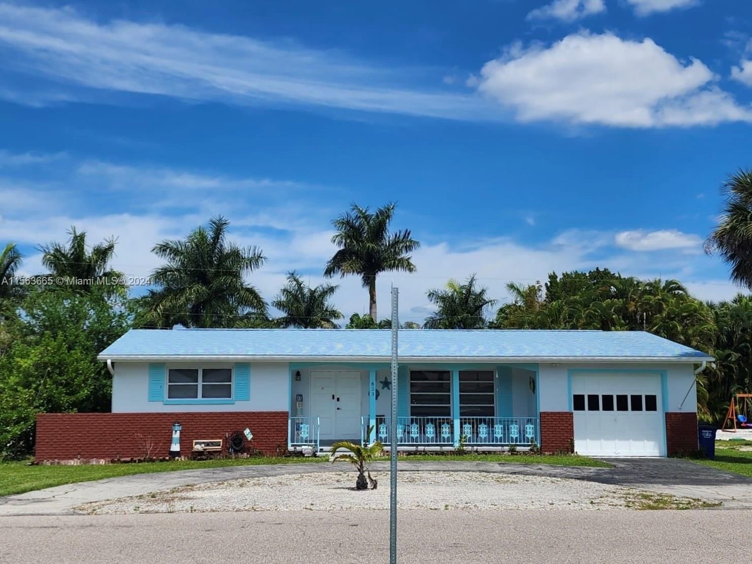 Real estate property located at 823 Lake Mcgregor Drive, Lee County, Lee County Unincorporated, Fort Myers, FL