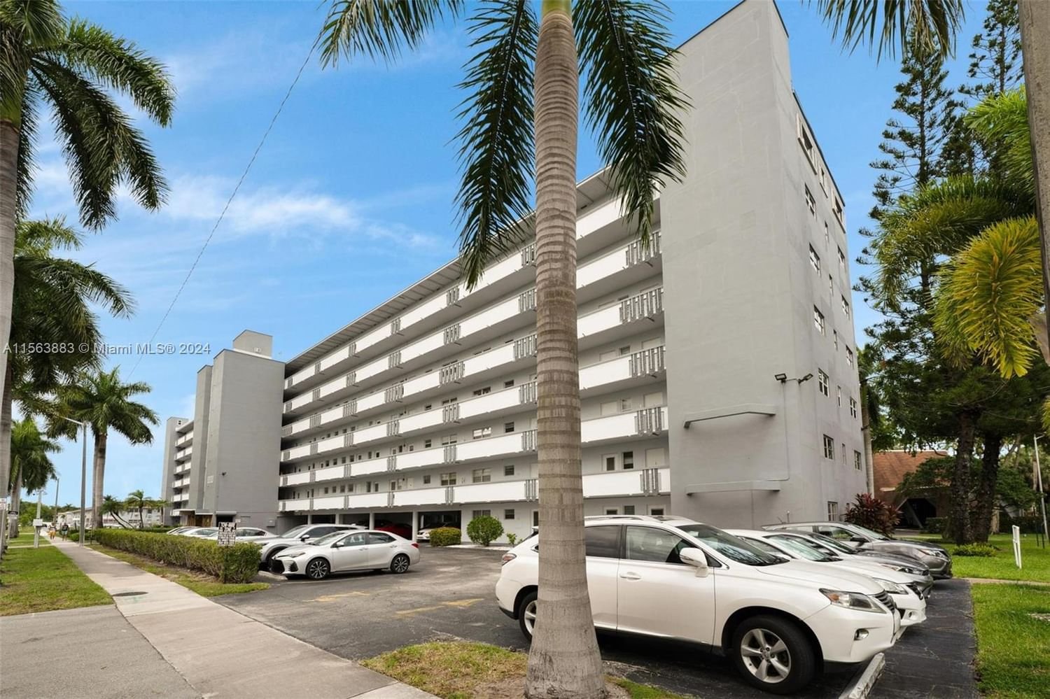 Real estate property located at 1000 14th Ave #602, Broward County, FAIRWAYS ROYALE CONDO, Hallandale Beach, FL