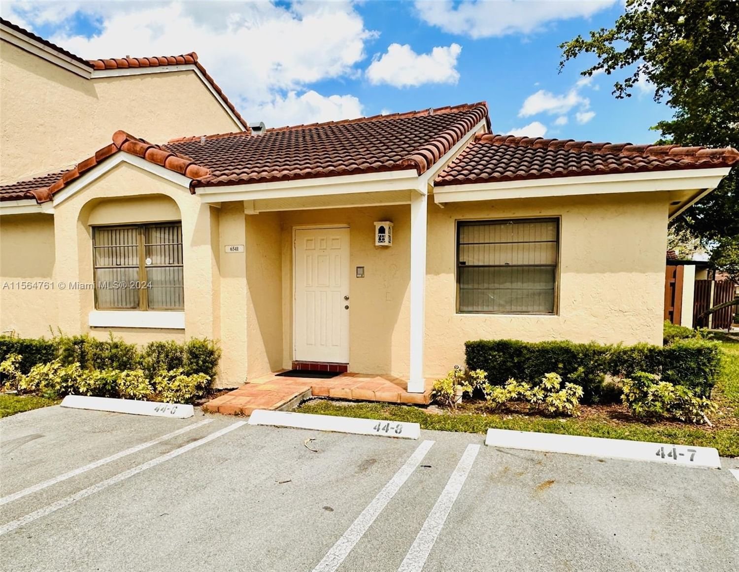 Real estate property located at 6541 170th Ter, Miami-Dade County, VILLA HOMES AT THE MOORS, Hialeah, FL