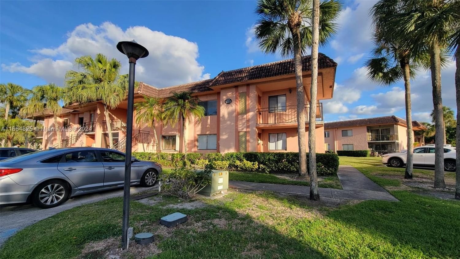 Real estate property located at 223 Lakeview Dr #204, Broward County, RACQUET CLUB APARTMENTS A, Weston, FL