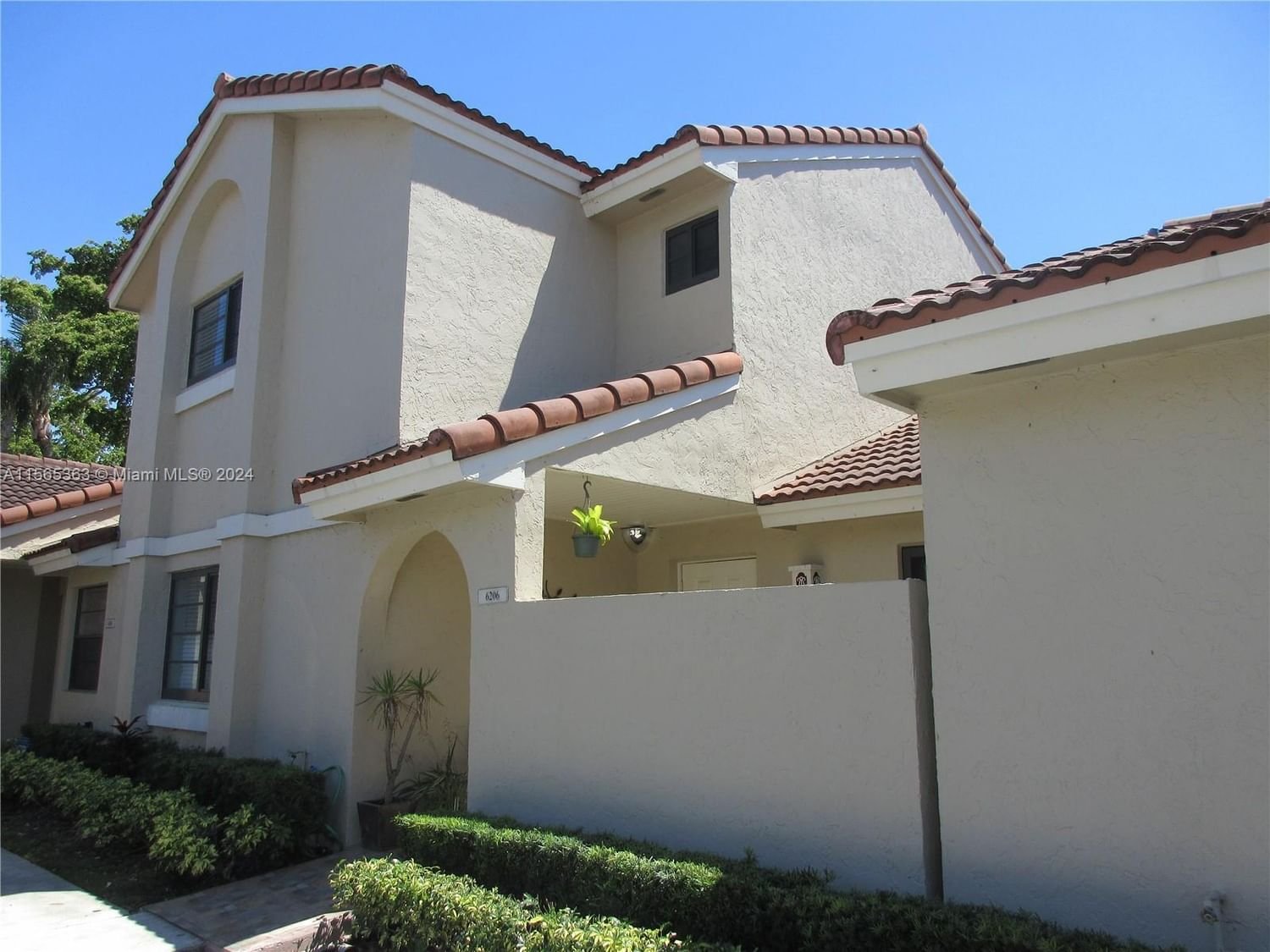 Real estate property located at 6206 170th Ter, Miami-Dade County, VILLA HOMES AT THE MOORS, Hialeah, FL