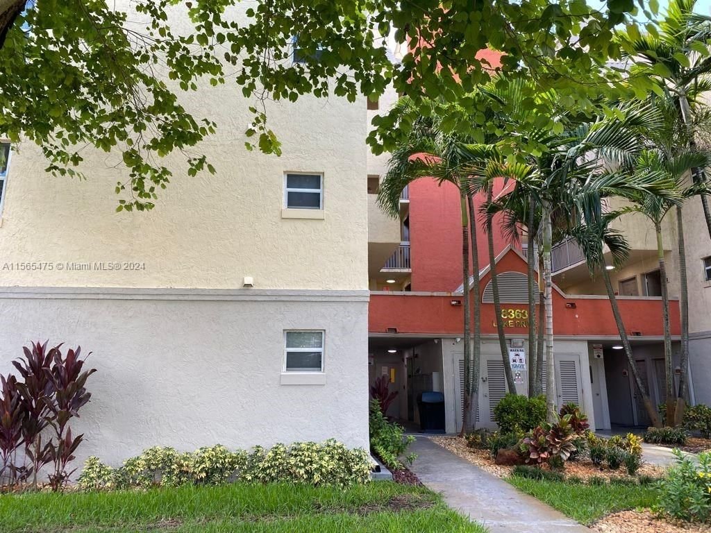 Real estate property located at 8363 LAKE DR #101, Miami-Dade County, LAS VISTAS AT DORAL CONDO, Doral, FL