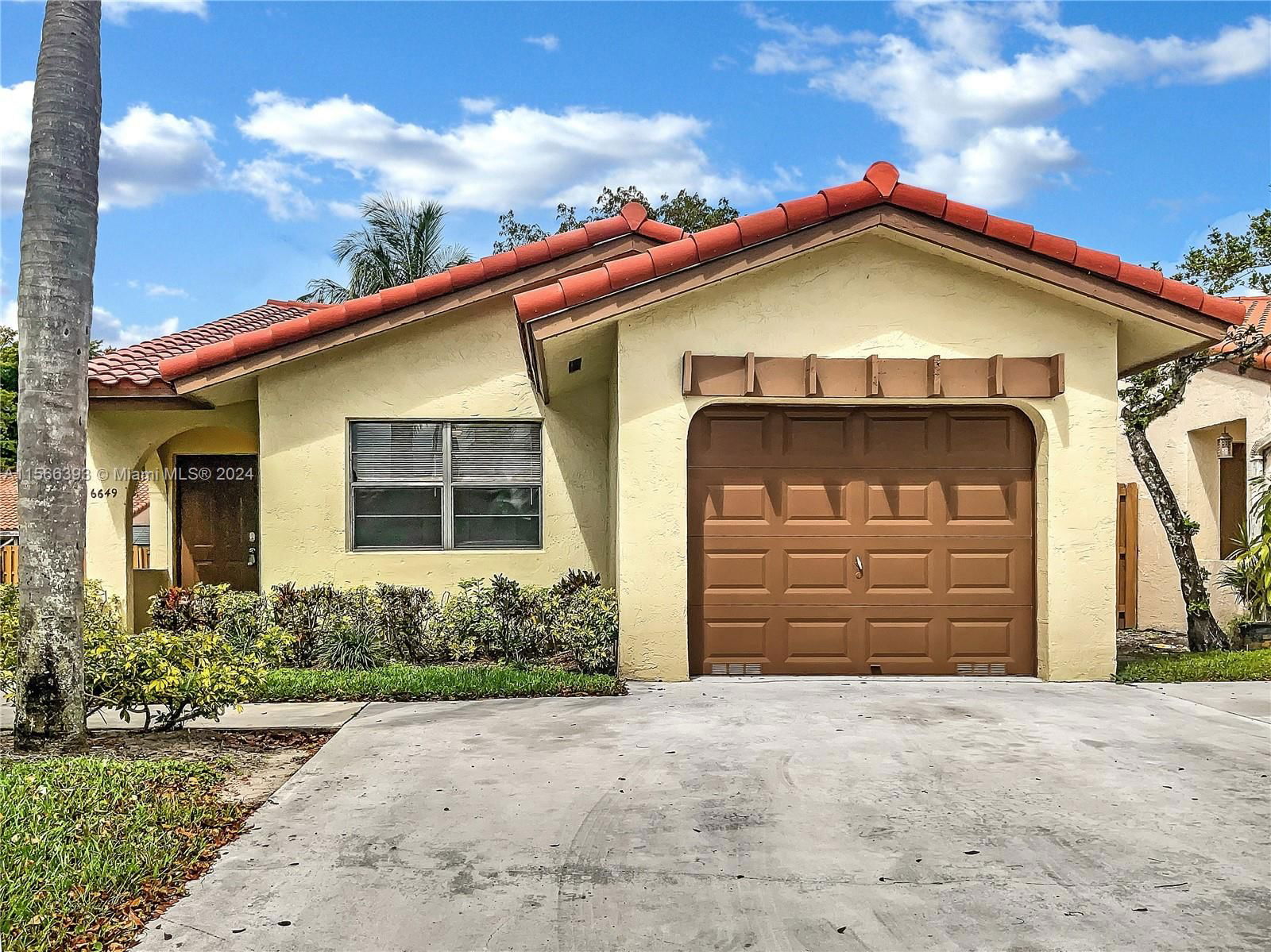 Real estate property located at 6649 176th Ter, Miami-Dade, THE MOORS TOWNHOUSES, Hialeah, FL