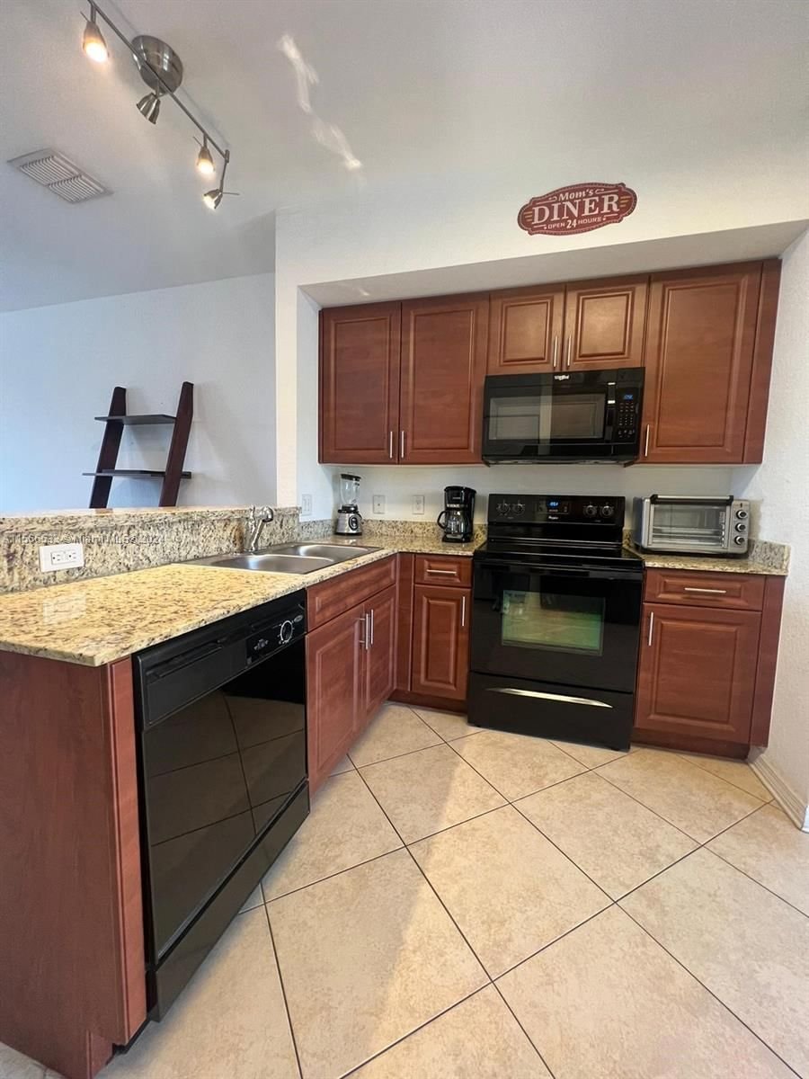 Real estate property located at 111 2nd Ave #6, Broward County, HIGHLAND PARK VILLAGE CON, Hallandale Beach, FL