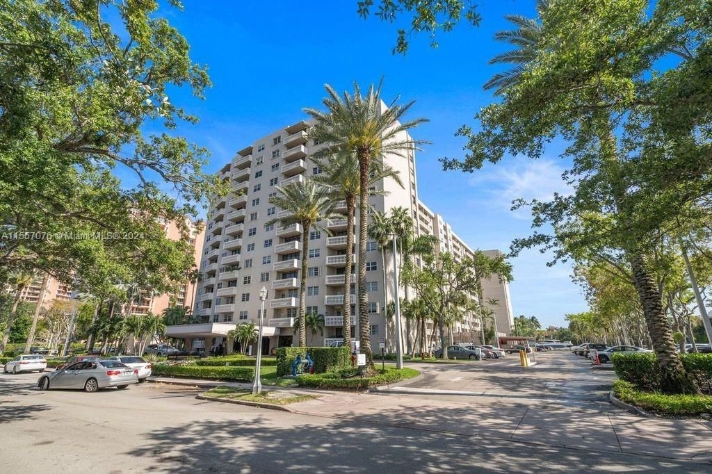 Real estate property located at 90 Edgewater Dr #812, Miami-Dade County, GABLES WATERWAY TOWERS CO, Coral Gables, FL