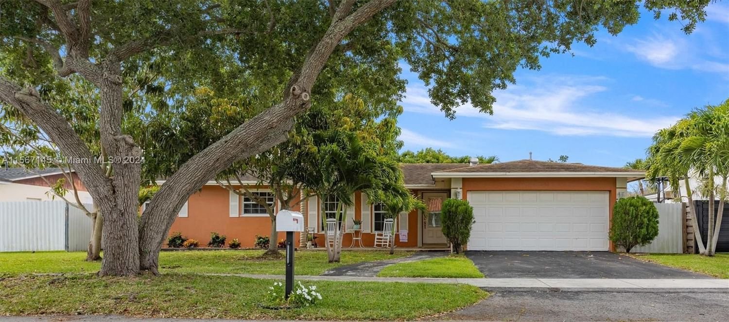 Real estate property located at 8020 196th Ter, Miami-Dade County, SAGA BAY, Cutler Bay, FL