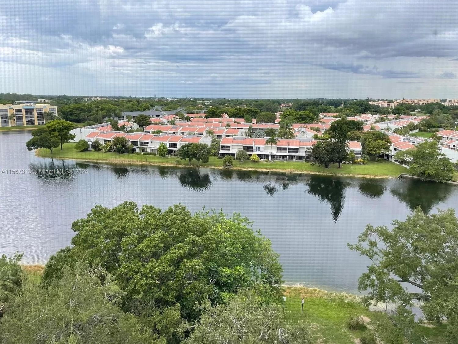 Real estate property located at 3301 Spanish Moss Ter #901, Broward County, LAKES OF INVERRARY CONDO, Lauderhill, FL