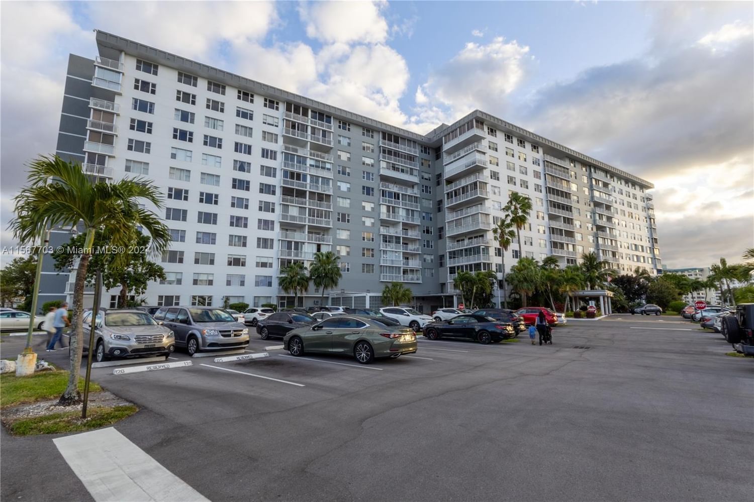 Real estate property located at 3800 Hillcrest Dr #310, Broward County, HILLCREST EAST NO 25 COND, Hollywood, FL