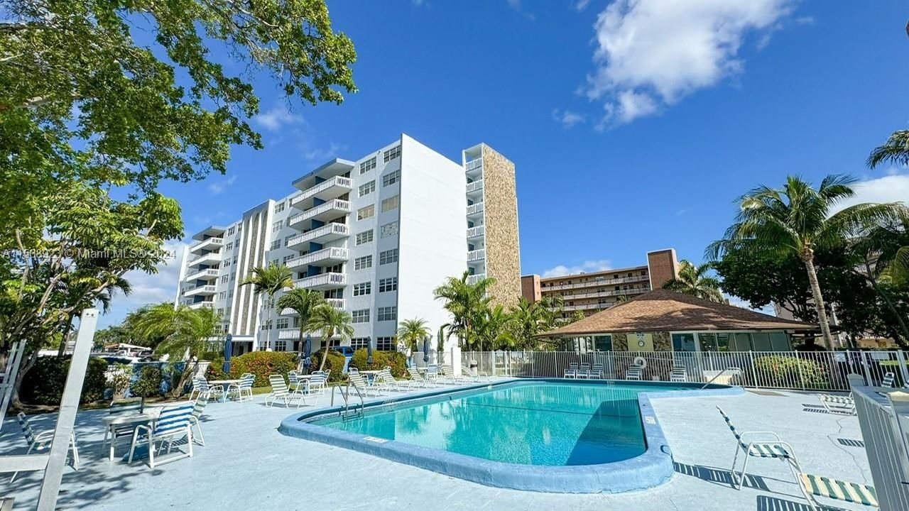 Real estate property located at 400 12th Ave #404, Broward County, MEADOWBROOK CONDO APTS BLD, Hallandale Beach, FL