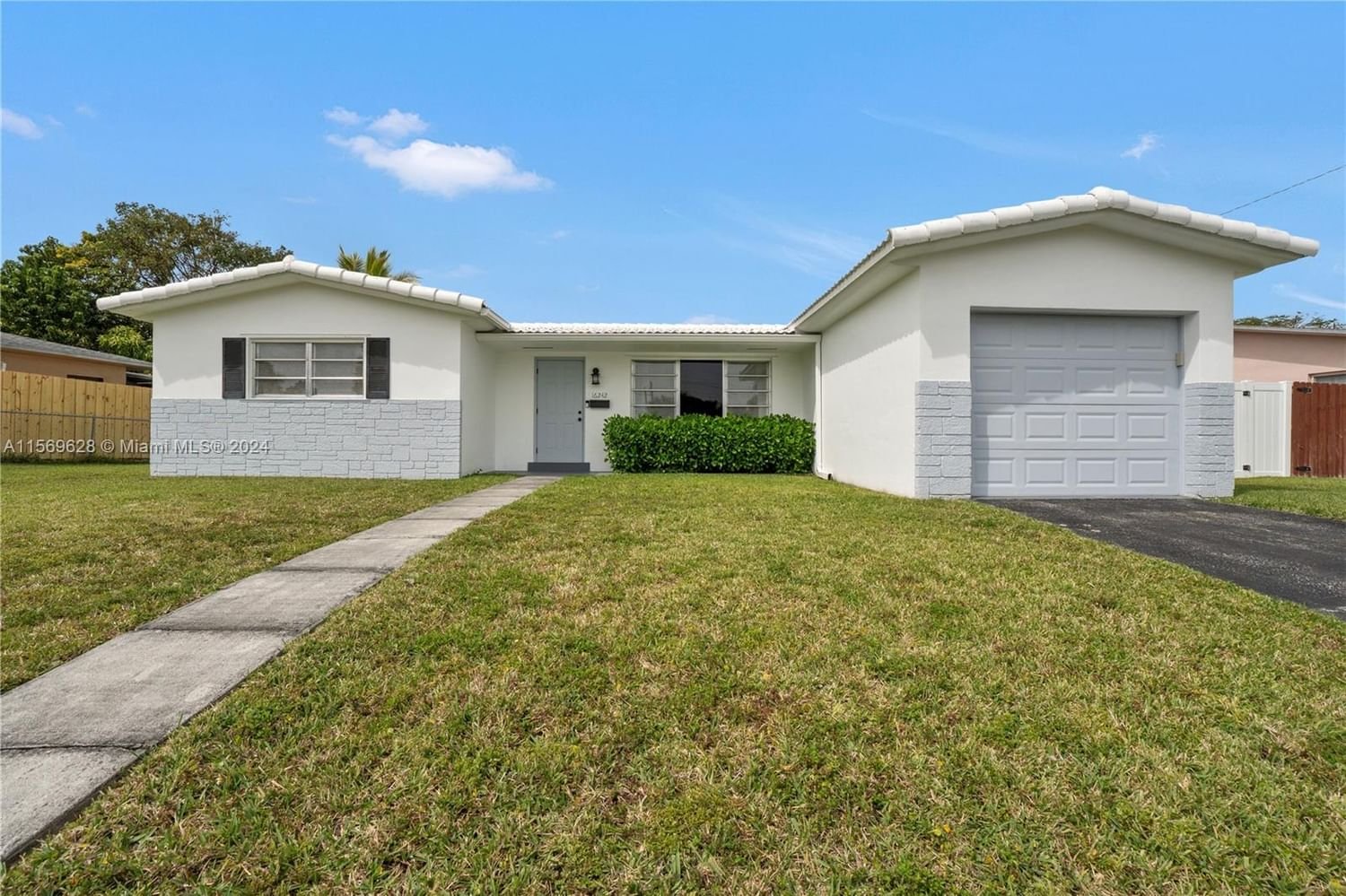 Real estate property located at 16242 107th Ct, Miami-Dade County, FAIRWAY LAKE SOUTH SEC 1, Miami, FL