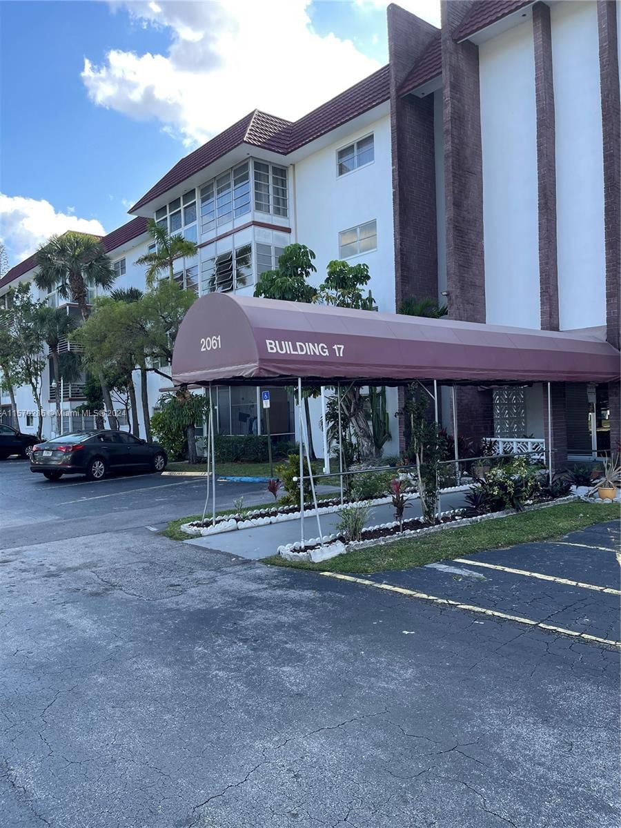 Real estate property located at 2061 47th Ter #416, Broward County, CASTLE APARTMENTS 17 COND, Lauderhill, FL