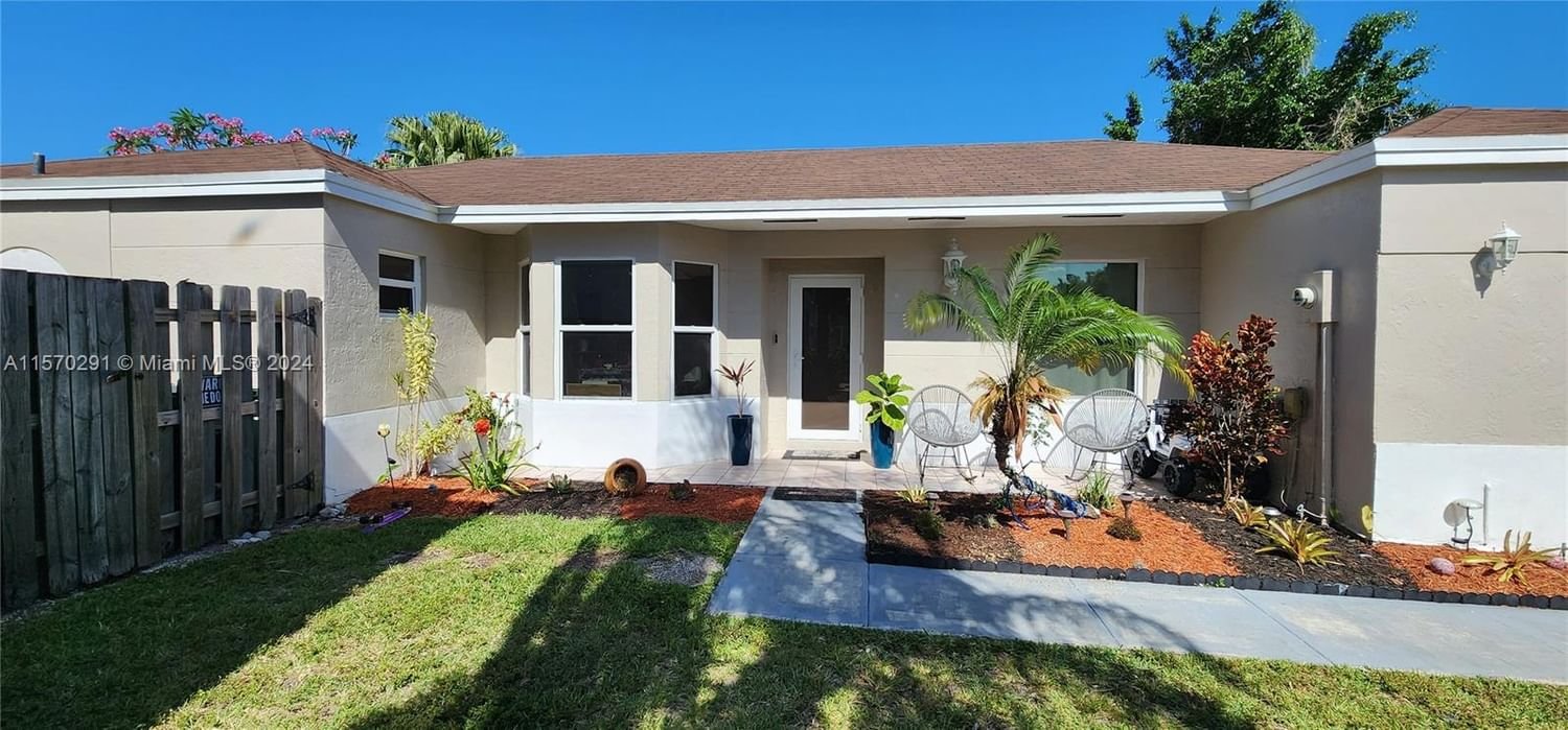 Real estate property located at 9829 221st St, Miami-Dade County, LAKES BY THE BAY SEC 5, Cutler Bay, FL