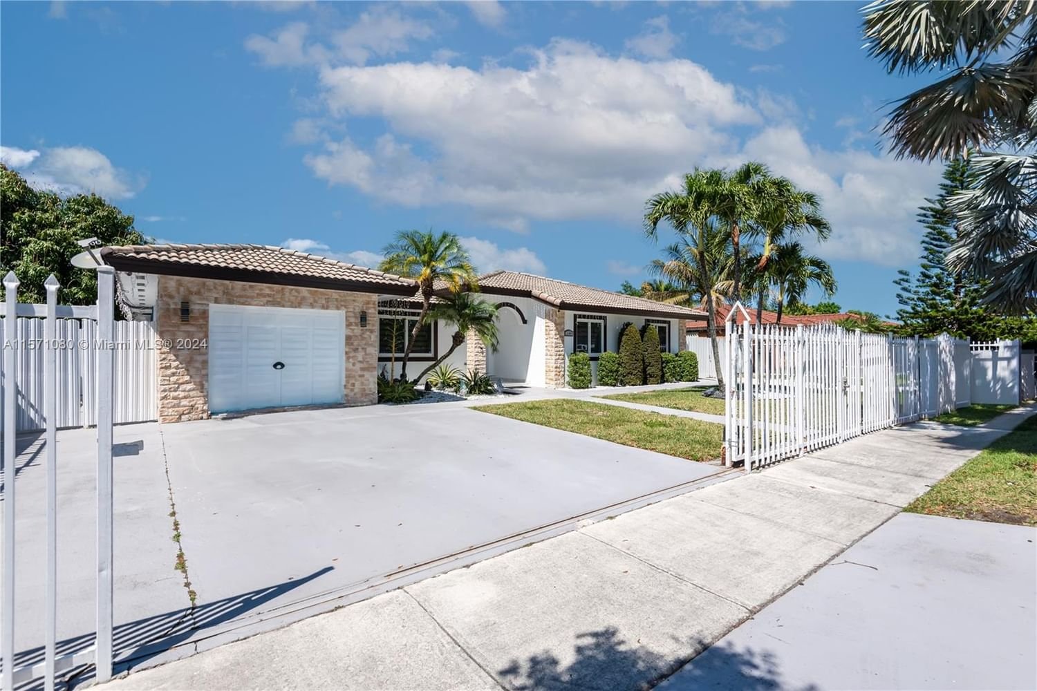 Real estate property located at 12485 220th St, Miami-Dade County, HAINLIN MILL ESTATES SEC, Miami, FL