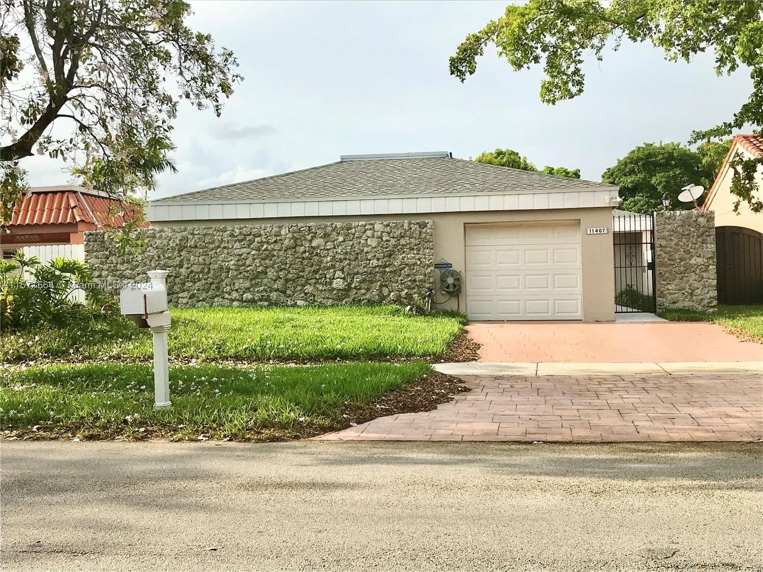 Real estate property located at 11407 84th St, Miami-Dade County, CORAL HIGHLANDS, Miami, FL