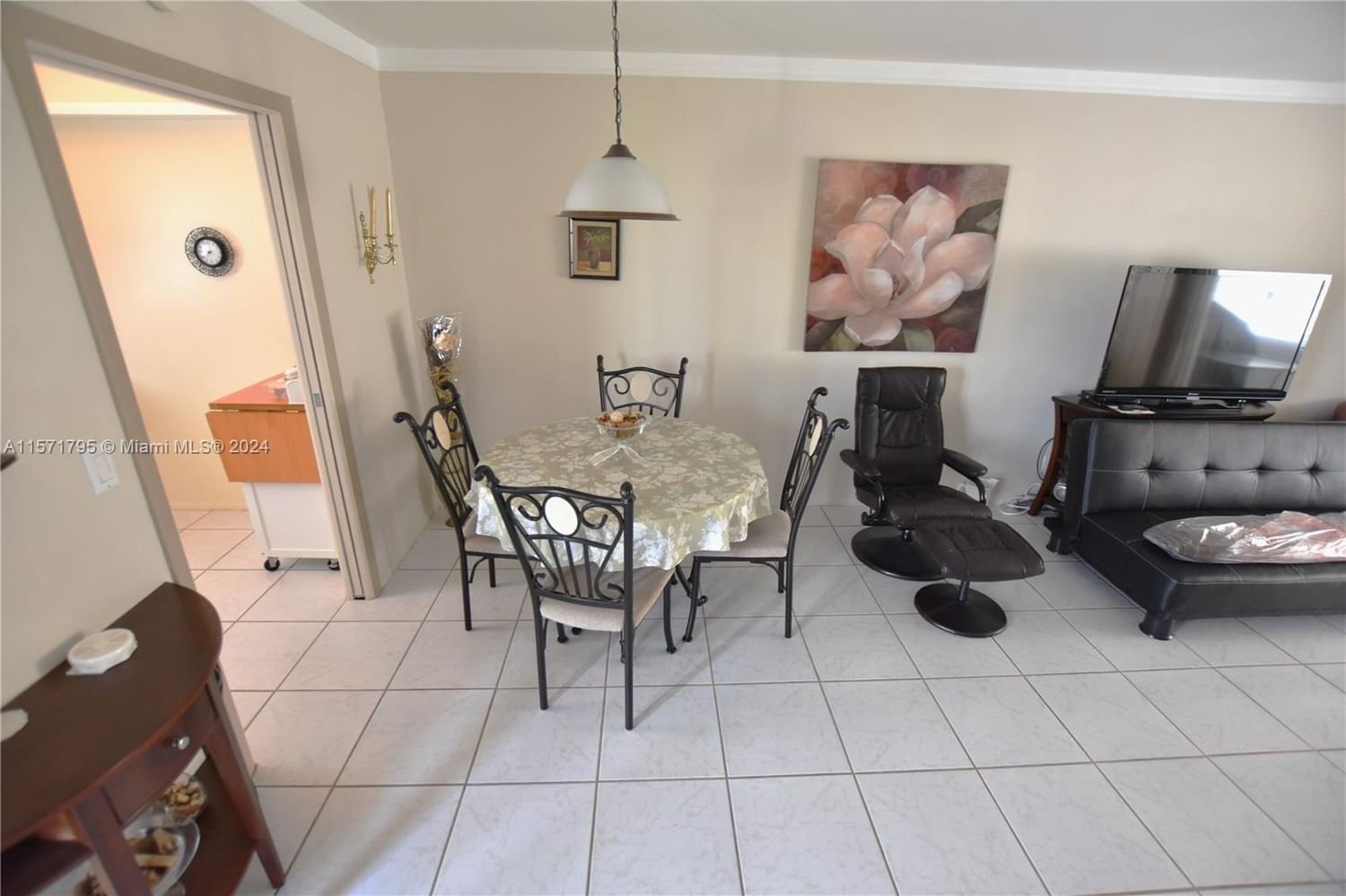 Real estate property located at 2834 Crosley Dr E M, Palm Beach County, CRESTHAVEN VILLAS 14 COND, West Palm Beach, FL