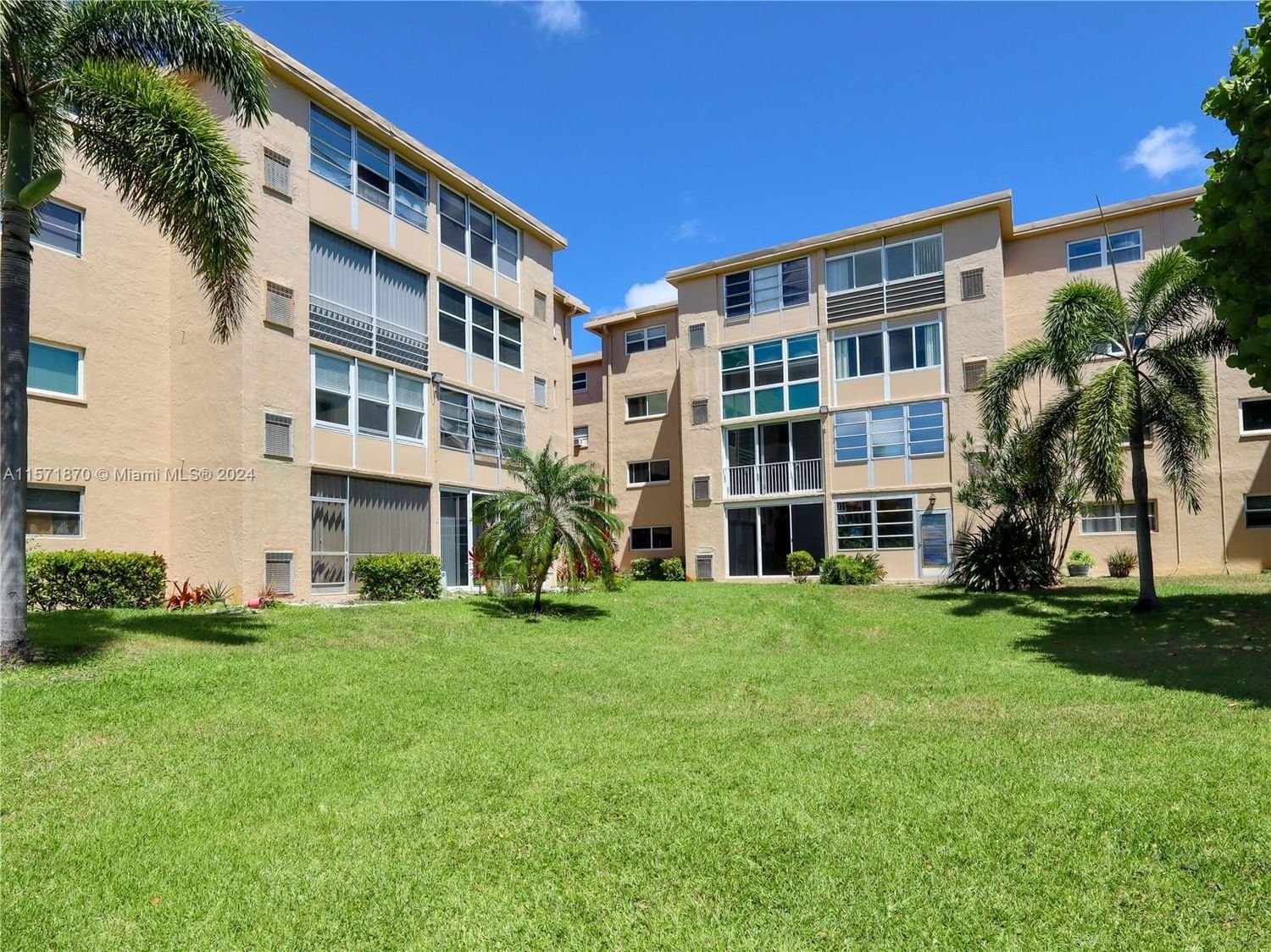 Real estate property located at 300 26th Ave #1030, Palm Beach County, VILLAGE ROYALE GREENHILL, Boynton Beach, FL