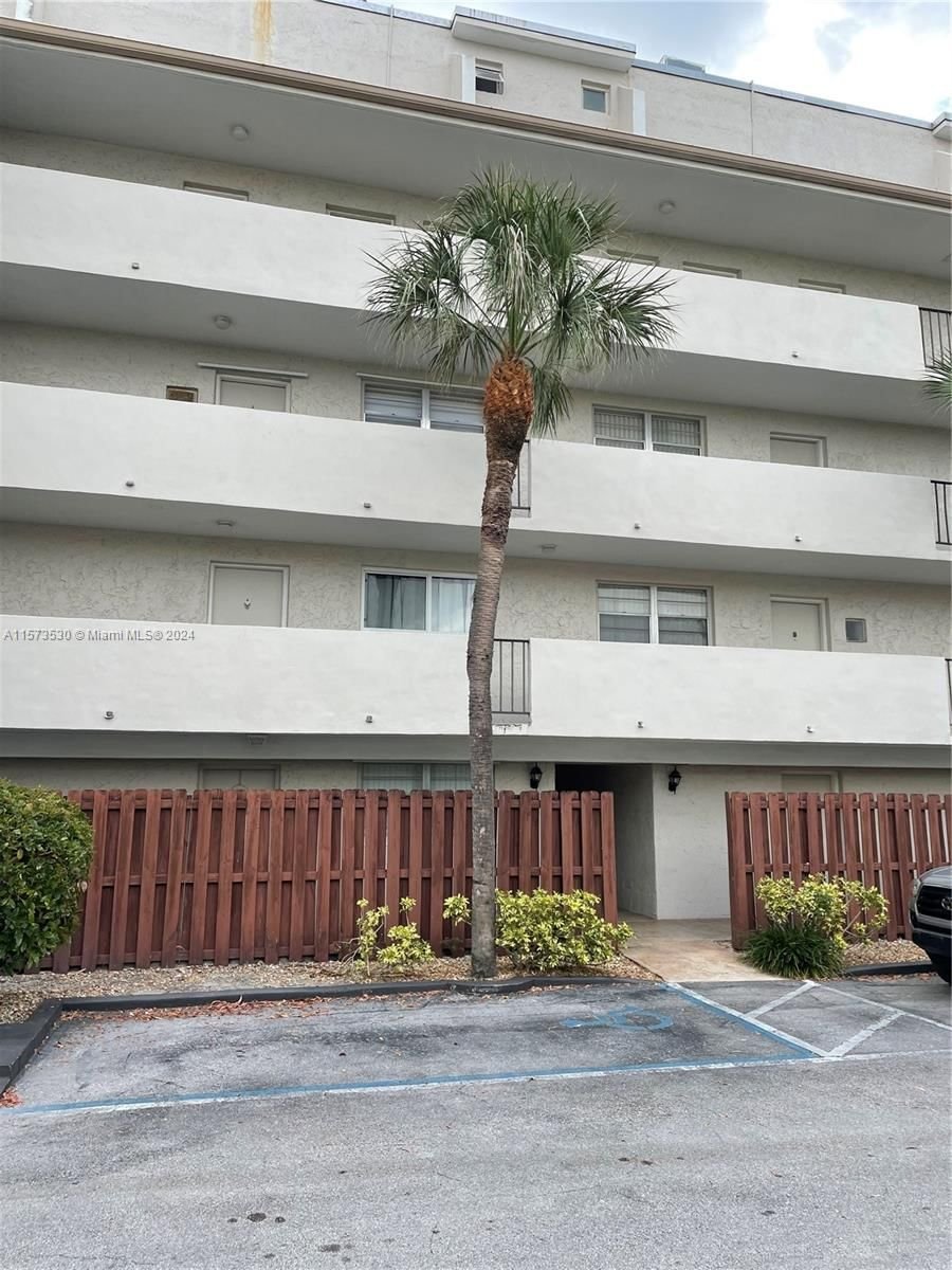 Real estate property located at 6900 Kendall Dr A103, Miami-Dade County, DADELAND GROVE CONDO, Pinecrest, FL