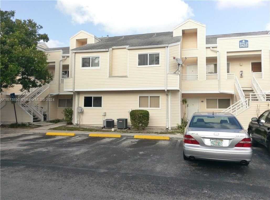 Real estate property located at 3433 44th St #203, Broward County, SUMMER LAKE, Oakland Park, FL