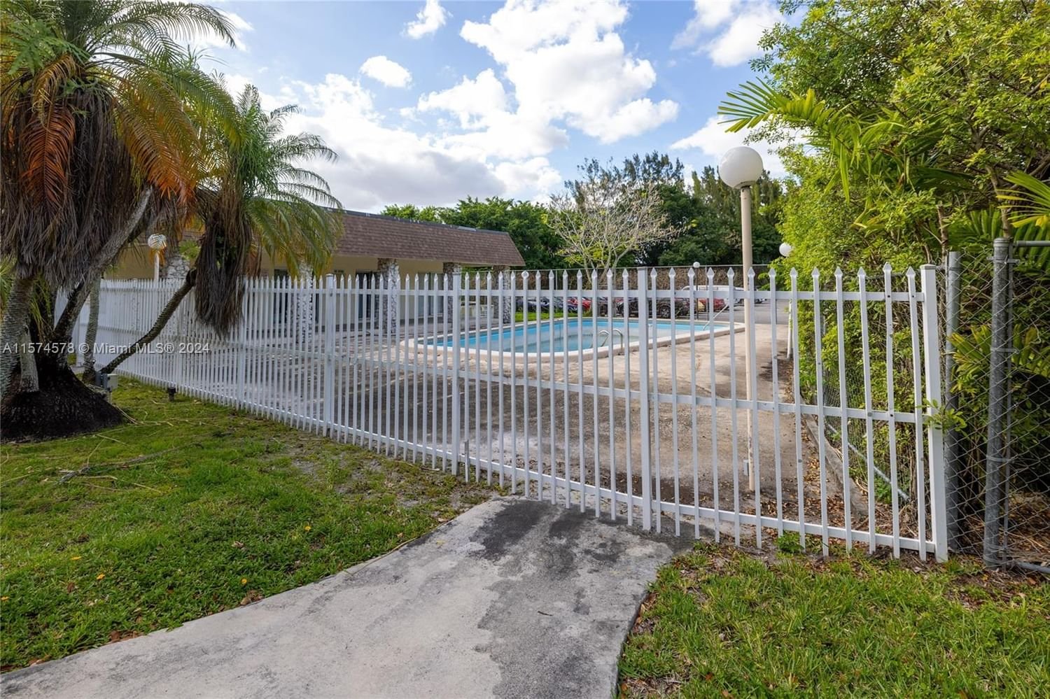 Real estate property located at 7823 Miller Dr C208, Miami-Dade County, LAKEWOOD VILLAS CONDO, Miami, FL