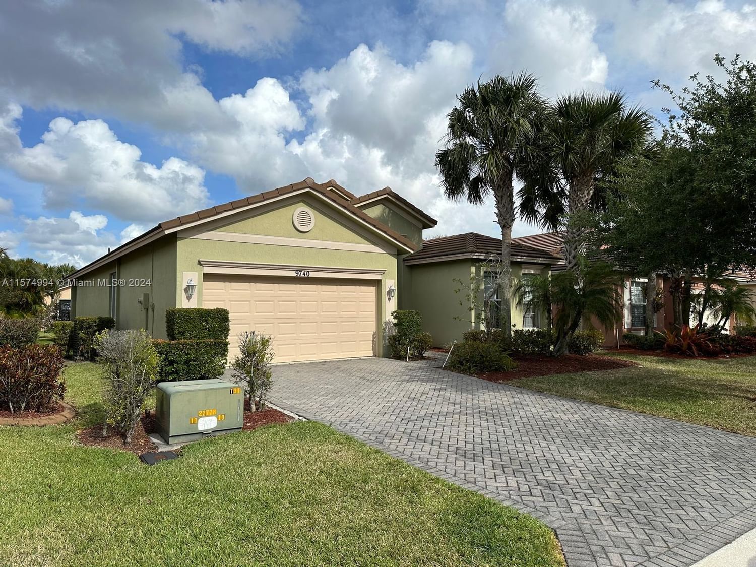 Real estate property located at 9740 Lindale Trace Blvd, St Lucie County, HERITAGE OAKS AT TRADITION, Port St. Lucie, FL