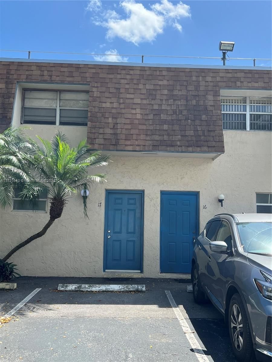 Real estate property located at 15385 Dixie Highway #17, Miami-Dade County, CORAL REEF TOWNHOUSES CON, Palmetto Bay, FL